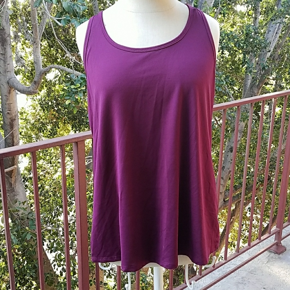 💜Burgandy sleeveless active shirt💜